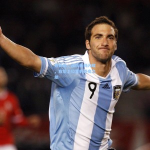 詹姆斯，从抗拒到闪耀，右后卫位置的蜕变之旅